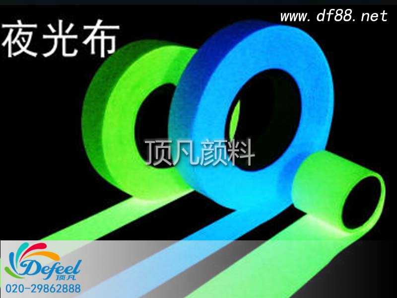 夜光粉讓服裝既浪漫，又極具科技感